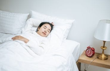 posisi tidur yang bagus untuk program hamil