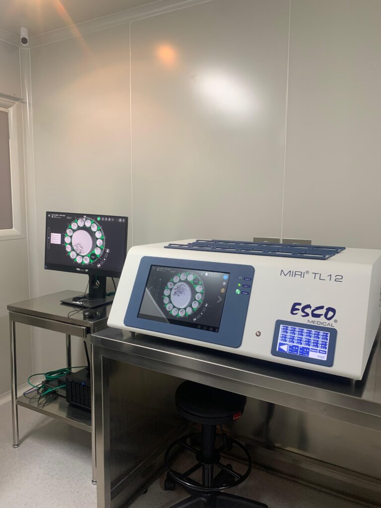 Inkubator time-lapse laboratorium embriologi Ciputra IVF